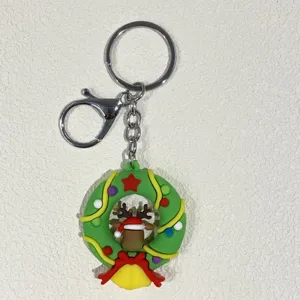 Detailansicht eines Weihnachtskranz-Schlüsselanhängers mit Rentier und Schleife.