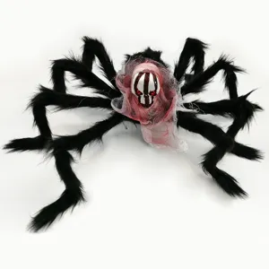 Detail einer gruseligen 75cm Halloween-Plüschspinne mit Totenkopf und roten Augen