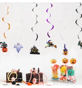Λεπτομέρεια από πολύχρωμα σπιράλ κρεμαστά Halloween με φιγούρες κινουμένων σχεδίων
