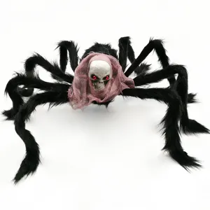 Detailansicht einer riesigen Halloween-Haarspinne mit Totenkopf und roten Augen