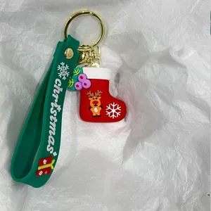 Detail eines Weihnachts-Schlüsselanhängers mit grüner Schlaufe und Rentier-Socke