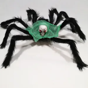 Detailansicht der großen schwarzen Plüschspinne mit Totenkopf und roten Augen