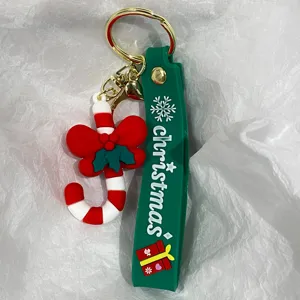 Detailansicht eines festlichen Zuckerstangen-Schlüsselanhängers mit roter Schleife und Band