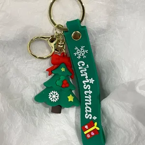 Detailaufnahme eines Weihnachtsbaum-Schlüsselanhängers mit grünem Band und goldener Schließe.
