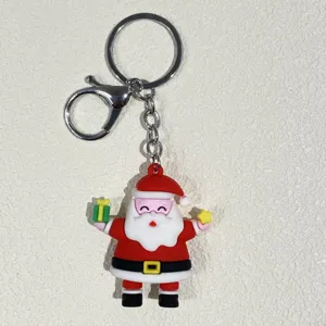 Detailaufnahme eines süßen Weihnachtsmann-Schlüsselanhängers mit silbernem Karabiner