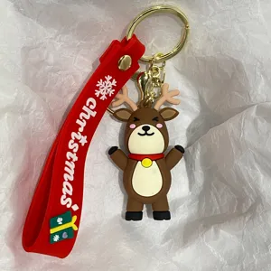 Nahaufnahme eines Weihnachts-Rentier-Schlüsselanhängers mit rotem Band und Goldverschluss.