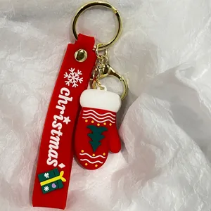 Detailansicht eines roten Weihnachtsschlüsselanhängers mit Handschuh-Anhänger