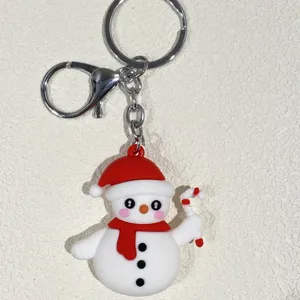 Nahaufnahme eines niedlichen Schneemann Schlüsselanhängers mit rotem Hut und Schal