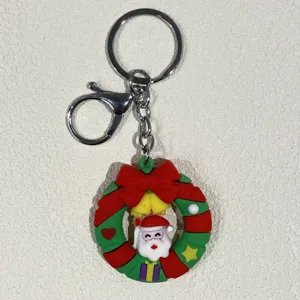 Detailansicht eines weihnachtlichen Kranz-Schlüsselanhängers mit Weihnachtsmann-Motiv