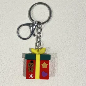 Detailansicht eines festlichen Weihnachts-Geschenkbox-Schlüsselanhängers mit Lebkuchenmann