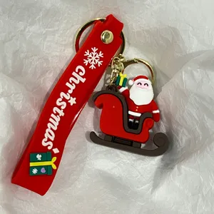 Nahaufnahme eines Weihnachtsmann-Schlüsselanhängers mit rotem 'Christmas' Silikonband