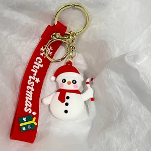 Detailansicht eines Weihnachts-Schneemann-Schlüsselanhängers mit rotem Band und Goldverschluss