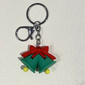 Detailansicht von Weihnachtsglocken-Schlüsselanhänger mit roter Schleife und Verschluss