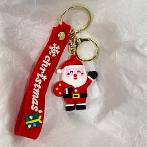 Detaillierte Nahaufnahme eines Weihnachtsmann-Schlüsselanhängers mit Silikonband