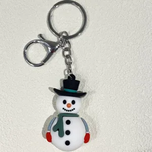Detailansicht eines süßen Weihnachts-Schneemann-Schlüsselanhängers mit Hut und Schal.
