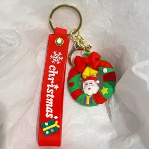 Detailaufnahme eines festlichen Weihnachtsmann-Kranz-Schlüsselanhängers mit rotem Band