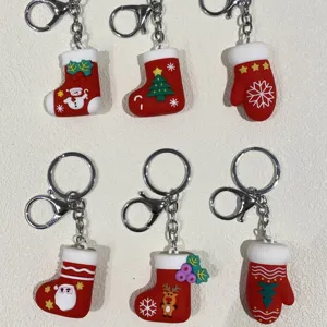 Detaillierte Sammlung von bunten Weihnachtsstrümpfen und Fäustlingen Silikon Schlüsselanhänger