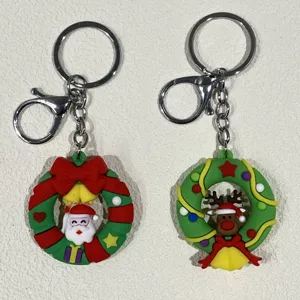 Detailansicht festlicher Schlüsselanhänger mit Weihnachtsmann und Rentier aus PVC-Kranz