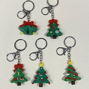 Set mit fünf weihnachtlichen Schlüsselanhängern mit Glocken und geschmückten Bäumen