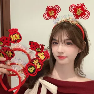 Diadema roja festiva de Año Nuevo Chino con decoraciones de caracteres en una modelo