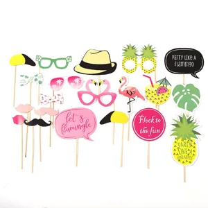 Vari accessori per photobooth a tema tropicale con fenicotteri e ananas per feste