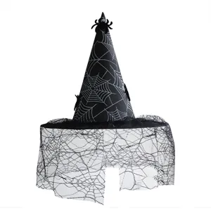 Detailansicht eines schwarzen Halloween Hexenhutes mit Netzschleier und weißen Spinnennetzen