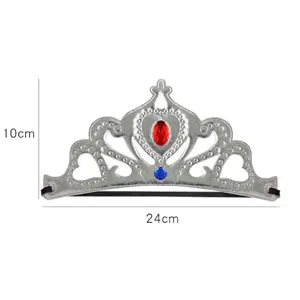 Vista detallada de una corona de cumpleaños plateada con medidas de 24 cm por 10 cm.