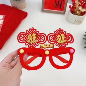 Gafas rojas de Año Nuevo Chino con texto dorado 'Gong Xi Fa Cai' y nudos