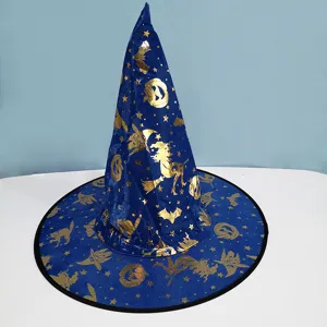 Detailansicht eines blauen Samt-Hexenhutes mit schimmernden goldenen Halloween-Mustern