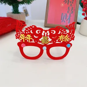 Primer plano de gafas decorativas rojas de Año Nuevo Chino con peces y suerte