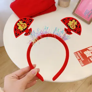 Detalle de diadema roja festiva de Año Nuevo con carácter Fu y adornos brillantes.