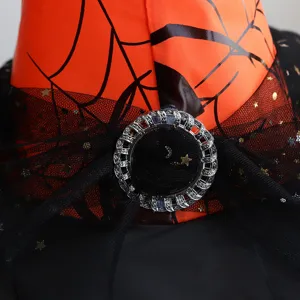 Spitzer Halloween-Hexenhut mit orangefarbenem Spinnennetzmuster und schwarzem Spitzenschleier