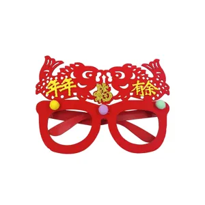 Gafas rojas festivas de Año Nuevo Chino con diseño de pez de la suerte y símbolo Fu.