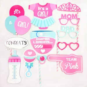 Detailliertes Set aus rosa und blauen Babyparty-Foto-Requisiten für eine Mädchenfeier