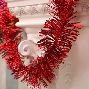 Festliche metallisch rote Weihnachtsgirlande für Weihnachtsbaum und Wanddekoration