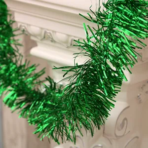 Glänzende grüne Weihnachtsgirlande für Baum- und Hausdekoration