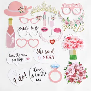 Foto Requisiten für den Junggesellinnenabschied mit Goldfolie und rosa Motiven