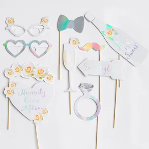 Detailansicht verschiedener holografischer Hochzeits-Fotorequisiten mit Blumendesign