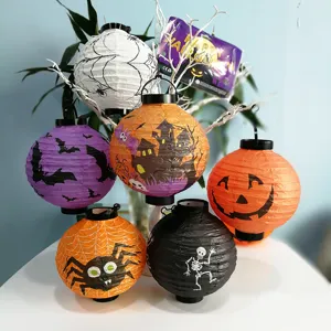 Verschiedene Halloween-Papierlaternen mit Spinne und Kürbis für festliche Dekoration
