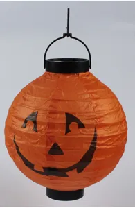Nahaufnahme einer klassischen orangefarbenen Kürbis-Papierlaterne für Halloween
