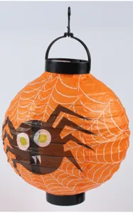 Detail einer orangefarbenen Halloween-Papierlaterne mit Spinnenmuster für Partys