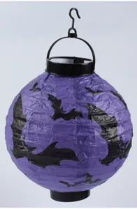 Detailansicht einer violetten Halloween-Papierlaterne mit schwarzen Fledermäusen und Haken