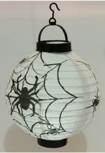 Nahaufnahme Halloween Papierlaterne mit schwarzen Spinnen- und Webmustern auf Weiß.