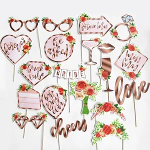 Verschiedene rotgoldene Foto-Requisiten für Hochzeiten mit Blumenmotiven