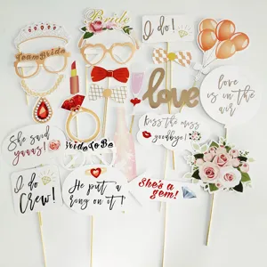 Set di accessori per foto di matrimonio con eleganti rose e scritte in oro lucido