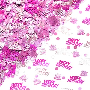 Detalle macro de confeti de PVC láser rosa Happy Birthday y lentejuelas de pastel