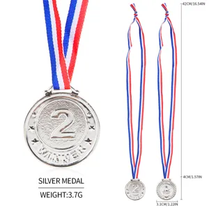 Detailansicht der silbernen Kunststoffmedaille mit Maßen und Gewicht für Kinder