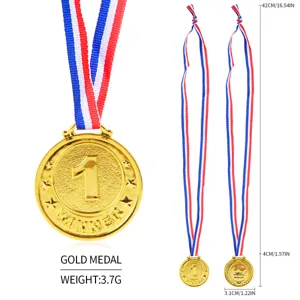 Detailansicht der goldenen Kunststoff-Siegermedaille mit dreifarbigem Band und Größenangaben