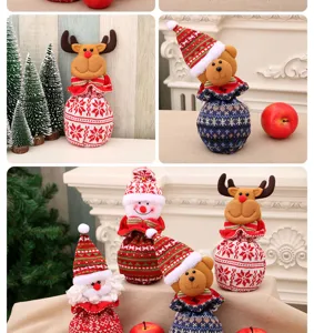 Detailansicht von gestrickten Weihnachts-Kordelzugbeuteln für Geschenke und Äpfel.