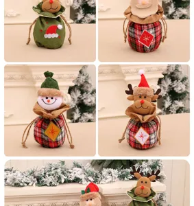 Detailansicht festlicher Weihnachts-Geschenkbeutel mit Rentier- und Schneemannmotiven